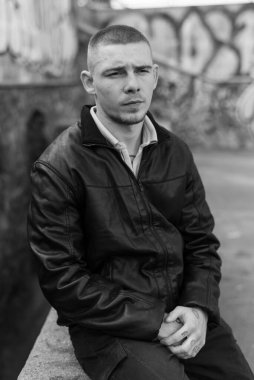 Siyah deri ceketli zorba suçlu. Siyah beyaz fotoğraf