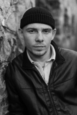 Siyah deri ceketli zorba suçlu. Siyah beyaz fotoğraf