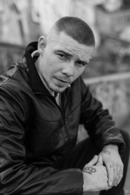 Siyah deri ceketli zorba suçlu. Siyah beyaz fotoğraf