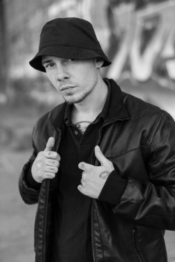 Siyah deri ceketli zorba suçlu. Siyah beyaz fotoğraf