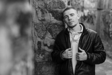 Siyah deri ceketli zorba suçlu. Siyah beyaz fotoğraf