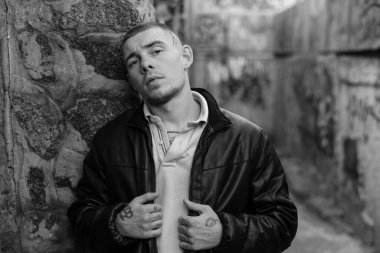 Siyah deri ceketli zorba suçlu. Siyah beyaz fotoğraf