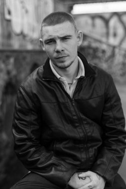 Siyah deri ceketli zorba suçlu. Siyah beyaz fotoğraf