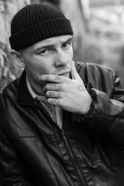 Siyah deri ceketli zorba suçlu. Siyah beyaz fotoğraf