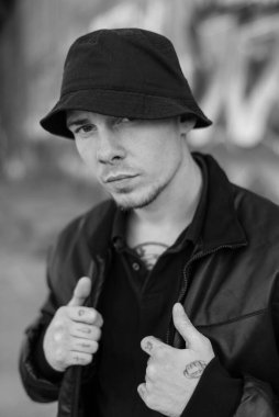 Siyah deri ceketli zorba suçlu. Siyah beyaz fotoğraf