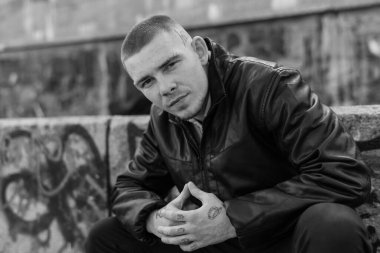 Siyah deri ceketli zorba suçlu. Siyah beyaz fotoğraf