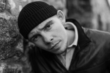 Siyah deri ceketli zorba suçlu. Siyah beyaz fotoğraf