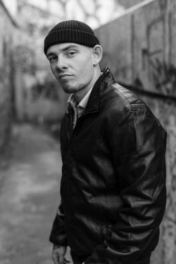 Siyah deri ceketli zorba suçlu. Siyah beyaz fotoğraf