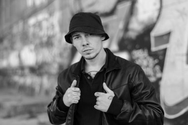 Siyah deri ceketli zorba suçlu. Siyah beyaz fotoğraf