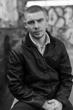 Siyah deri ceketli zorba suçlu. Siyah beyaz fotoğraf