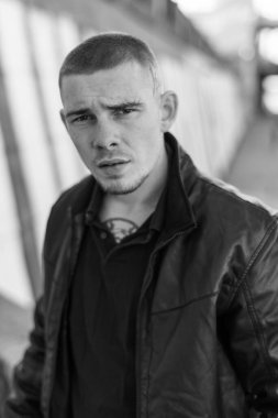 Siyah deri ceketli zorba suçlu. Siyah beyaz fotoğraf