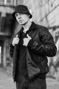 Siyah deri ceketli zorba suçlu. Siyah beyaz fotoğraf