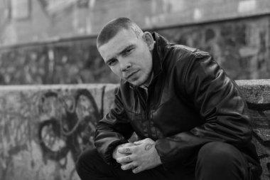 Siyah deri ceketli zorba suçlu. Siyah beyaz fotoğraf