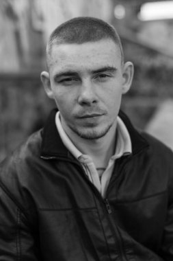 Siyah deri ceketli zorba suçlu. Siyah beyaz fotoğraf