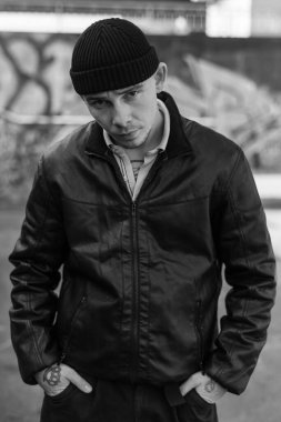 Siyah deri ceketli zorba suçlu. Siyah beyaz fotoğraf