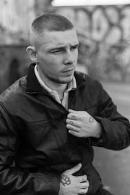 Siyah deri ceketli zorba suçlu. Siyah beyaz fotoğraf