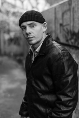 Siyah deri ceketli zorba suçlu. Siyah beyaz fotoğraf