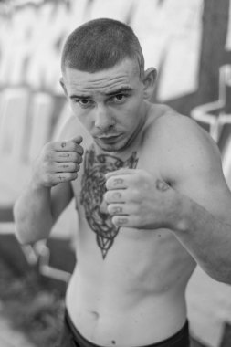 Çıplak gövdeli bir erkek zorba. Siyah beyaz fotoğraf