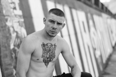 Çıplak gövdeli bir erkek zorba. Siyah beyaz fotoğraf