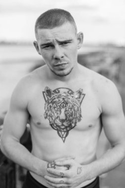 Çıplak gövdeli bir erkek zorba. Siyah beyaz fotoğraf