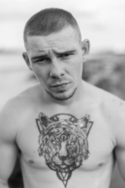 Çıplak gövdeli bir erkek zorba. Siyah beyaz fotoğraf