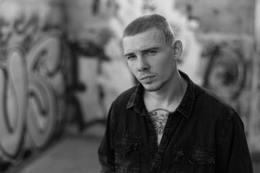 Siyah gömlekli genç zorba. Siyah beyaz fotoğraf. BW