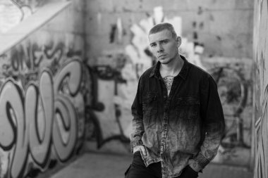 Siyah gömlekli genç zorba. Siyah beyaz fotoğraf. BW