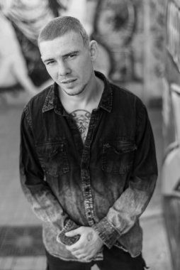 Siyah gömlekli genç zorba. Siyah beyaz fotoğraf. BW