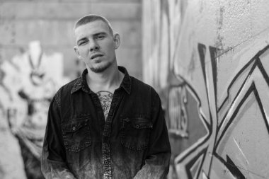 Siyah gömlekli genç zorba. Siyah beyaz fotoğraf. BW