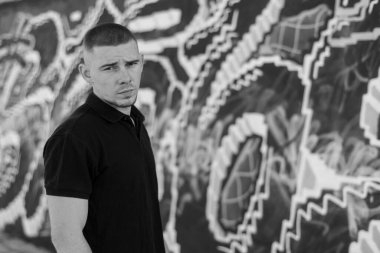 Siyah gömlekli genç zorba. Siyah beyaz fotoğraf. BW