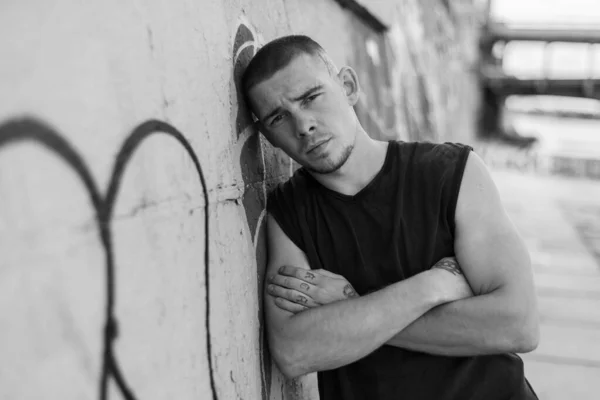 Um jovem rufia de camisa preta. Foto em preto e branco. BW — Fotografia de Stock