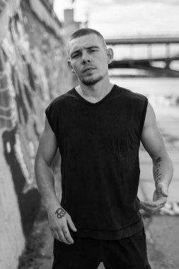 Siyah gömlekli genç zorba. Siyah beyaz fotoğraf. BW