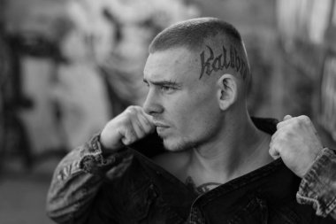 Siyah gömlekli genç zorba. Siyah beyaz fotoğraf. BW