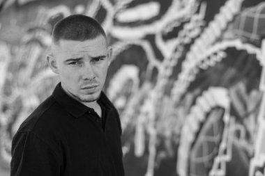 Siyah gömlekli genç zorba. Siyah beyaz fotoğraf. BW