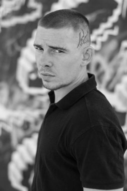 Siyah gömlekli genç zorba. Siyah beyaz fotoğraf. BW