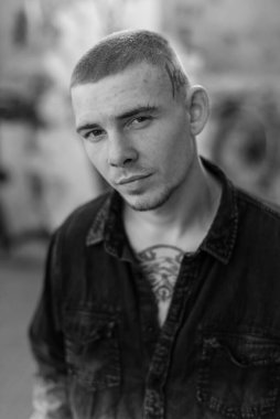 Siyah gömlekli genç zorba. Siyah beyaz fotoğraf. BW