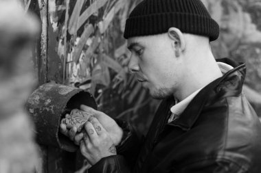 Bir hırsız soygun sırasında kilidi açar. Suçlu ve onun suçu. Siyah beyaz fotoğraf. BW