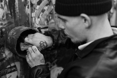 Bir hırsız soygun sırasında kilidi açar. Suçlu ve onun suçu. Siyah beyaz fotoğraf. BW