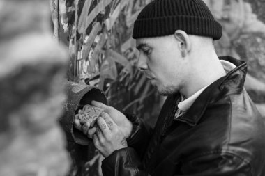 Bir hırsız soygun sırasında kilidi açar. Suçlu ve onun suçu. Siyah beyaz fotoğraf. BW