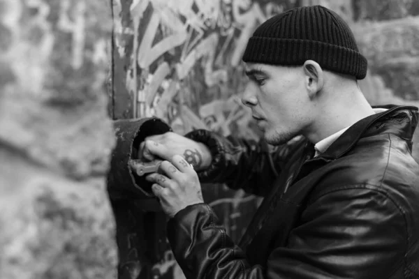Un ladrón abre la cerradura durante un robo. El criminal y su crimen. Foto en blanco y negro. BW — Foto de Stock