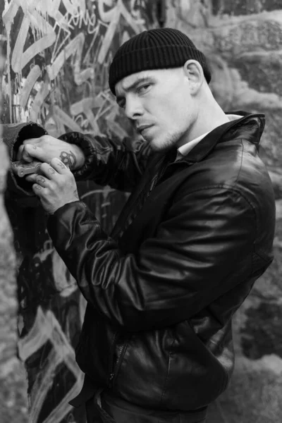 Bir hırsız soygun sırasında kilidi açar. Suçlu ve onun suçu. Siyah beyaz fotoğraf. BW