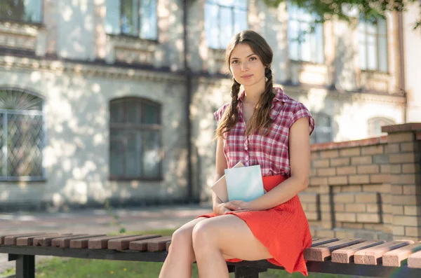 Ung flicka student på en bänk — Stockfoto