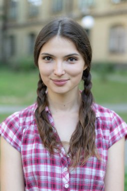 Kırmızı ekose gömlekli genç kız.