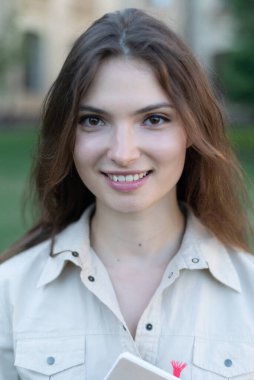 Gömlekli güzel kız öğrenci.