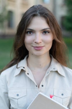 Gömlekli güzel kız öğrenci.