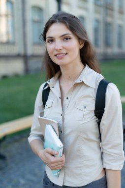 Gömlekli güzel kız öğrenci.