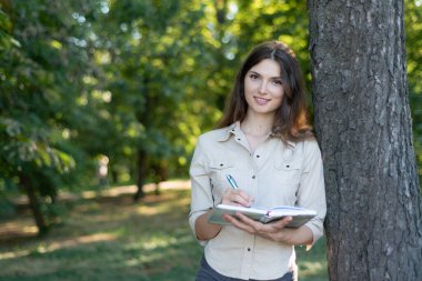 Gömlekli güzel kız öğrenci.