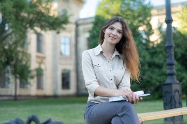 Gömlekli güzel kız öğrenci.