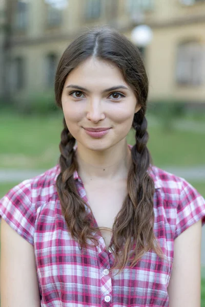 Kırmızı ekose gömlekli genç kız.