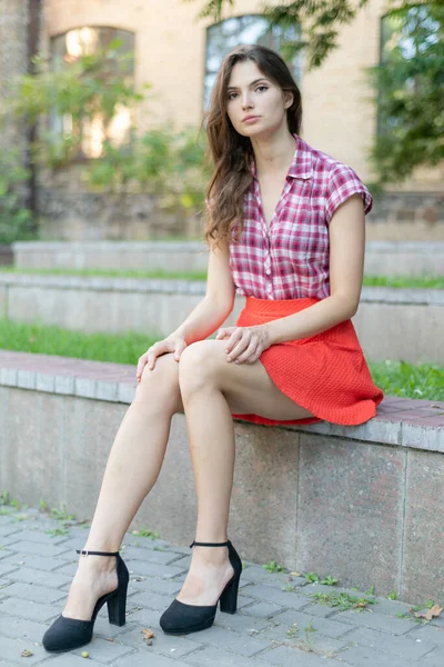 Chica joven en una camisa a cuadros rojo —  Fotos de Stock